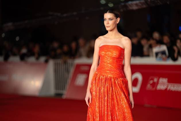 Vita Da Carlo Stagione Finale - Red Carpet - The 20th Rome Film Festival Caterina de Angelis attends the Vita Da Carlo Stagione Finale red carpet during the 20th Rome Film Festival at Auditorium Parco Della Musica in Rome, Italy, on October 26, 2025. Rome Italy  Copyright: xLucaxCarlinox originalFilename: carlino-notitle251026_npKfE.jpg