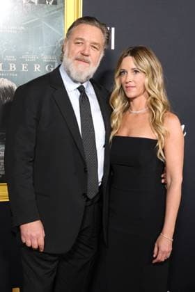 October 27, 2025, Los Angeles, Ca, USA: LOS ANGELES - OCT 24: Russell Crowe, Britney Theriot at the 2025 AFI FEST - Nuremberg Premiere at the TCL Chinese Theater IMAX on October 24, 2025 in Los Angeles, CA Los Angeles USA - ZUMAnc22 20251027_zaa_nc22_011 Copyright: xKathyxHutchinsx