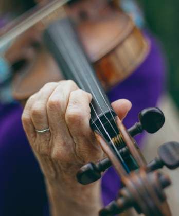 A hand is skillfully playing a violin Philadelphia, Pennsylvania, United States CR_VDXM251026-1869506-01 ,model released, Symbolfoto