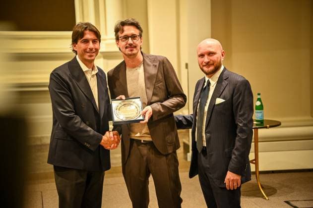 Entertainment Bilder des Tages Rome, Italy: NO WEB AND NEWSPAPERS ONLY FOR ITALY** Via Condotti Award In the photo: ONORATO, Damiano Michieletto and Valerio Lucci Rome Italy  - ZUMAp169 20251026_zea_p169_787 Copyright: xRomax