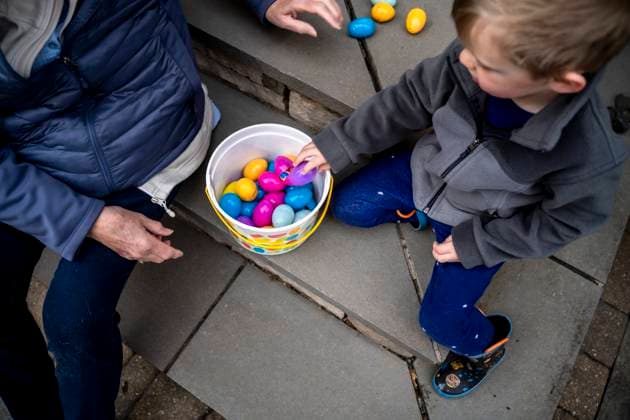 IMAGO Creative, Ostern, Bräuche, Eiersuche #2 Boy and Grandma Counting Easter Eggs in Bucket Outdoors Saint Paul, Minnesota, United States R_MZGL251025-1861707-01 ,model released, Symbolfoto