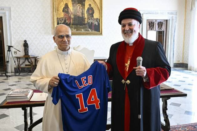 Pope Leo XIV Meets Mar Awa III, Catholicos-Patriarch - Vatican Pope Leo XIV received a shirt with his name from Mar Awa III, Catholicos-Patriarch of the Assyrian Church of the East on October 27, 2025 at the Vatican. Photo by (EV) Vatican Media ABACAPRESS.COM Vatican City Vatican (or Holy See)  Copyright: xABACAx