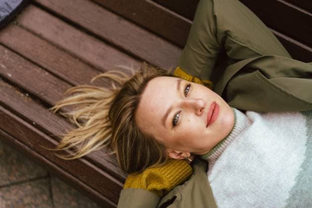 Woman lying on a park bench in casual outfit, relaxing outdoors Minsk, Minsk Region, Belarus R_YUKI25102351-1866154-01 ,model released, Symbolfoto