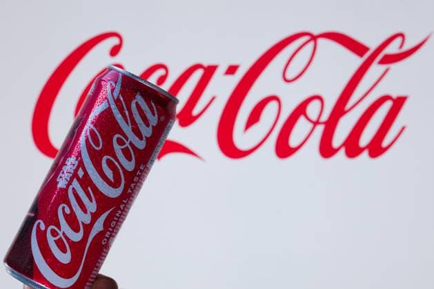 Coca Cola Company - Photo Illustration A can of Coca-Cola is pictured with the company s branding in the background in this photo illustration in Brussels, Belgium, on October 27, 2025. (Photo Illustration by Jonathan Raa NurPhoto) Brussels Belgium  Copyright: xJonathanxRaax originalFilename: raa-cocacola251027_np4ui.jpg