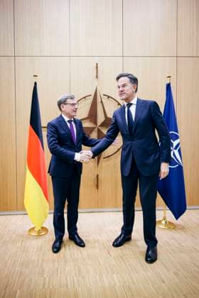 Johann Wadephul (CDU), Bundesaussenminister, trifft Mark Rutte, NATO-Generalsekretaer zu einem Gespraech im NATO-Hauptquartier in Bruessel, 27.10.2025. Fotografiert im Auftrag des Auswaertigen Amtes (AA) Bruessel Belgien *** Johann Wadephul CDU , Federal Foreign Minister, meets Mark Rutte, NATO Secretary General for a meeting at NATO Headquarters in Brussels, 27 10 2025 Photographed on behalf of the Federal Foreign Office AA Brussels Belgium Copyright: xFelixxZahn AAx