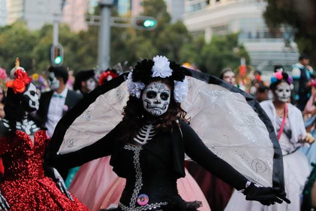 A woman taking part during the Mega Procession of Catrinas parade as part of Dia de muertos celebrations at Reforma Avenue. on October 26, 2025 in Mexico City, Mexico. Mexico City Mexico - ZUMAe321 20251026_zia_e321_031 Copyright: xCarlosxSantiagox
