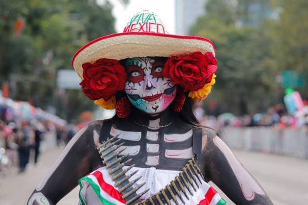A woman taking part during the Mega Procession of Catrinas parade as part of Dia de muertos celebrations at Reforma Avenue. on October 26, 2025 in Mexico City, Mexico. Mexico City Mexico - ZUMAe321 20251026_zia_e321_037 Copyright: xCarlosxSantiagox