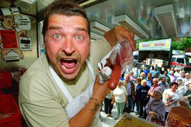 Brühl_Marktschreier 11.06.1998, Chemnitz, Brühl Boulevard, Brühl, Händler, Marktschreier verkaufen Lebensmittel. Wurst Achim schreit seine Ware aus Sachsen BRD *** Brühl barker 11 06 1998, Chemnitz, Brühl Boulevard, Brühl, trader, barker selling food sausage Achim shouts his goods from Saxony BRD