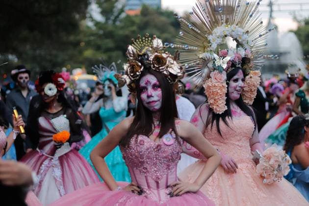 A woman taking part during the Mega Procession of Catrinas parade as part of Dia de muertos celebrations at Reforma Avenue. on October 26, 2025 in Mexico City, Mexico. Mexico City Mexico - ZUMAe321 20251026_zia_e321_040 Copyright: xCarlosxSantiagox