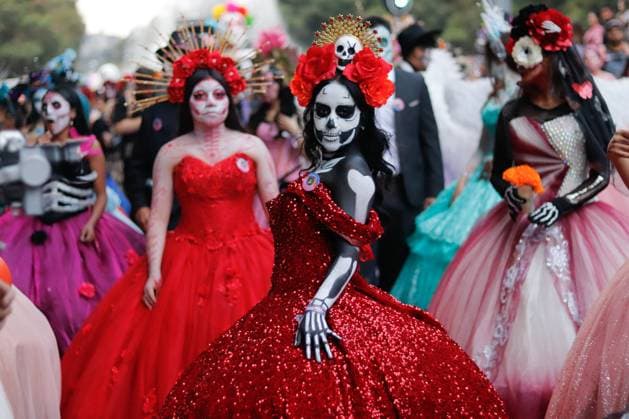 A woman taking part during the Mega Procession of Catrinas parade as part of Dia de muertos celebrations at Reforma Avenue. on October 26, 2025 in Mexico City, Mexico. Mexico City Mexico - ZUMAe321 20251026_zia_e321_044 Copyright: xCarlosxSantiagox