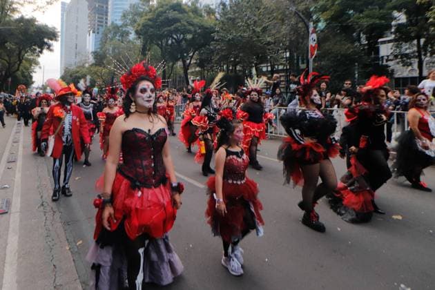 People taking part during the Mega Procession of Catrinas parade as part of Dia de muertos celebrations at Reforma Avenue. on October 26, 2025 in Mexico City, Mexico. Mexico City Mexico - ZUMAe321 20251026_zia_e321_045 Copyright: xCarlosxSantiagox