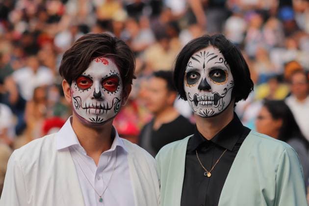 People taking part during the Mega Procession of Catrinas parade as part of Dia de muertos celebrations at Reforma Avenue. on October 26, 2025 in Mexico City, Mexico. Mexico City Mexico - ZUMAe321 20251026_zia_e321_054 Copyright: xCarlosxSantiagox