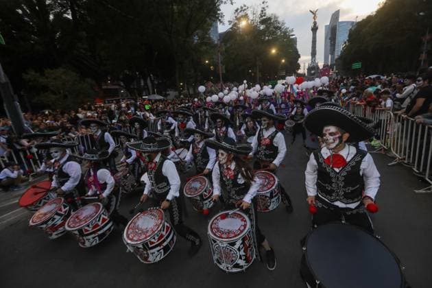 People taking part during the 2025 Mega Procession of Catrinas as part of Dia de Muertos celebrations at Reforma Avenue. on October 26, 2025 in Mexico City, Mexico. Mexico City Mexico - ZUMAe321 20251026_zia_e321_055 Copyright: xIanxRoblesx