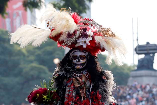 A person taking part during the Mega Procession of the Catrinas on Paseo de la Reforma Avenue, prior to the Day of the Dead celebrations. on October 26, 2025 in Mexico City, Mexico. Mexico City Mexico - ZUMAe321 20251026_zia_e321_097 Copyright: xLuisxBarronx