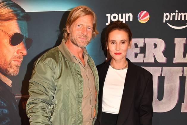 Henning Baum and Peri Baumeister at the premiere of season 6 of Der letzte Bulle on 27 10 2025 at the Gloria Palast in Munich After the last episode in 2014, the series will be continued from 31 10 2025 with new episodes on Amazon Prime and from 24 11 2025 on Sat 1 Joyn Premiere in Munich Der letzte Bulle Amazon Prime SAT 1 returns to the series stage