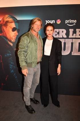 Henning Baum and Peri Baumeister at the premiere of season 6 of Der letzte Bulle on 27 10 2025 at the Gloria Palast in Munich After the last episode in 2014, the series will be continued from 31 10 2025 with new episodes on Amazon Prime and from 24 11 2025 on Sat 1 Joyn Premiere in Munich Der letzte Bulle Amazon Prime SAT 1 returns to the series stage