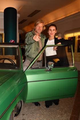 Henning Baum and Peri Baumeister at the premiere of season 6 of Der letzte Bulle on 27 10 2025 at the Gloria Palast in Munich After the last episode in 2014, the series will be continued from 31 10 2025 with new episodes on Amazon Prime and from 24 11 2025 on Sat 1 Joyn Premiere in Munich Der letzte Bulle Amazon Prime SAT 1 returns to the series stage