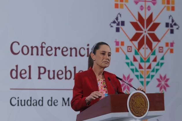 Mexico™s President Claudia Sheinbaum Holds Briefing Mexico s President Claudia Sheinbaum speaks during a news conference about the Salinas Group s fiscal debt and reiterated that the United States will not interfere in Mexico. on October 27, 2025 in Mexico City, Mexico. (Photo by Carlos Santiago Eyepix Group) Copyright: xCarlosxSantiagox xEyepixxGroupx CS_27102025_172111