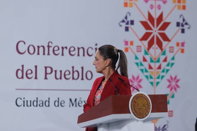 Mexico™s President Claudia Sheinbaum Holds Briefing Mexico s President Claudia Sheinbaum speaks during a news conference about the Salinas Group s fiscal debt and reiterated that the United States will not interfere in Mexico. on October 27, 2025 in Mexico City, Mexico. (Photo by Carlos Santiago Eyepix Group) Copyright: xCarlosxSantiagox xEyepixxGroupx CS_27102025_172112