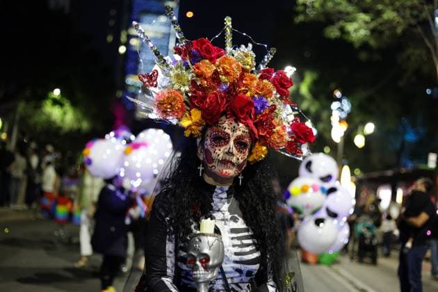 (251027) -- MEXICO CITY, Oct. 27, 2025 -- A participant with facial makeup takes part in the Catrinas Parade in Mexico City, capital of Mexico, on Oct. 26, 2025. The Catrinas Parade was held on Sunday ahead of the Day of the Dead. (Photo by Francisco Canedo Xinhua) MEXICO-MEXICO CITY-PARADE-CATRINAS LixMengxin 