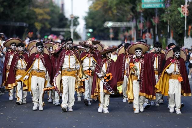 (251027) -- MEXICO CITY, Oct. 27, 2025 -- People with facial makeup take part in the Catrinas Parade in Mexico City, capital of Mexico, on Oct. 26, 2025. The Catrinas Parade was held on Sunday ahead of the Day of the Dead. (Photo by Francisco Canedo Xinhua) MEXICO-MEXICO CITY-PARADE-CATRINAS LixMengxin 