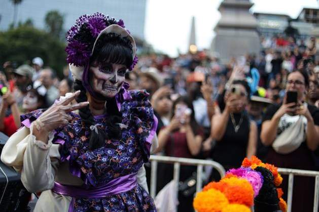 (251027) -- MEXICO CITY, Oct. 27, 2025 -- A participant with facial makeup takes part in the Catrinas Parade in Mexico City, capital of Mexico, on Oct. 26, 2025. The Catrinas Parade was held on Sunday ahead of the Day of the Dead. (Photo by Francisco Canedo Xinhua) MEXICO-MEXICO CITY-PARADE-CATRINAS LixMengxin 