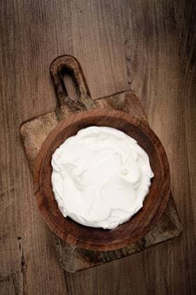 IMAGO Creative, Food, High Protein Frühstück saure Sahne in einer Holzschüssel, auf einem Holztisch, Draufsicht, Nahaufnahme, keine Personen, saure Sahne in einer Holzschüssel, auf einem Holztisch, Draufsicht, Nahaufnahme, keine Personen, (License=RF) Copyright: xZoonar.com GalinaxDidebashvilix 24029265