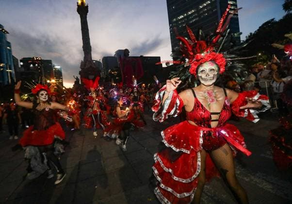 2025 Mega Procession of Catrinas People taking part during the 2025 Mega Procession of Catrinas as part of Dia de Muertos celebrations at Reforma Avenue. on October 26, 2025 in Mexico City, Mexico. Mexico City CDMX Mexico Copyright: xIanxRoblesx