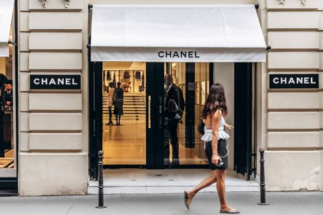 Paris, Frankreich - 7. September 2025: Schaufenster der Chanel-Boutique in der Rue Cambon mit Schaufensterpuppen und Auslagen Paris, France - September 7, 2025: Chanel boutique storefront on Rue Cambon with mannequins and displays (License=RM) Copyright: xZoonar.com AndreixAntipovx 24095368