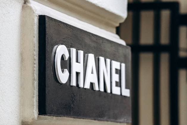 Paris, Frankreich - 7. September 2025: Das Schild der Chanel-Boutique in der Rue Cambon Paris, France - September 7, 2025: Chanel boutique sign on Rue Cambon (License=RM) Copyright: xZoonar.com AndreixAntipovx 24095396
