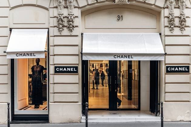 Paris, Frankreich - 7. September 2025: Schaufenster der Chanel-Boutique in der Rue Cambon mit Schaufensterpuppen und Auslagen Paris, France - September 7, 2025: Chanel boutique storefront on Rue Cambon with mannequins and displays (License=RM) Copyright: xZoonar.com AndreixAntipovx 24095473