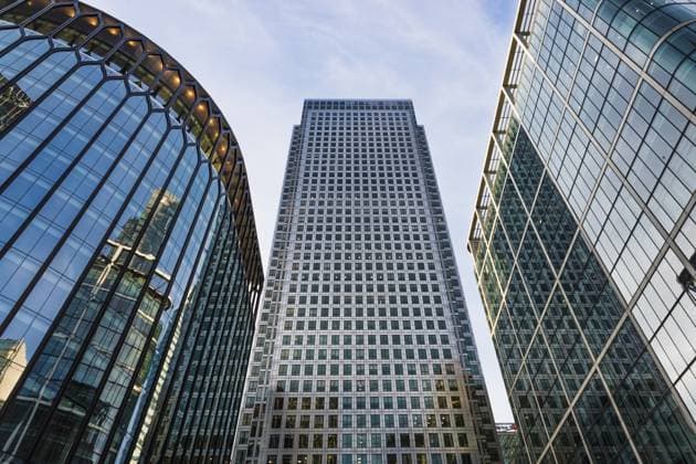 Canary Wharf London Wolkenkratzer und 1 Canada Square, modernes gläsernes Finanzviertel Upward view of 1 Canada Square and surrounding towers in Canary Wharf, London. Sleek glass facades, finance district vibe, modern business architecture under blue sky. (License=RF) Copyright: xZoonar.com Tartezyx 24095546