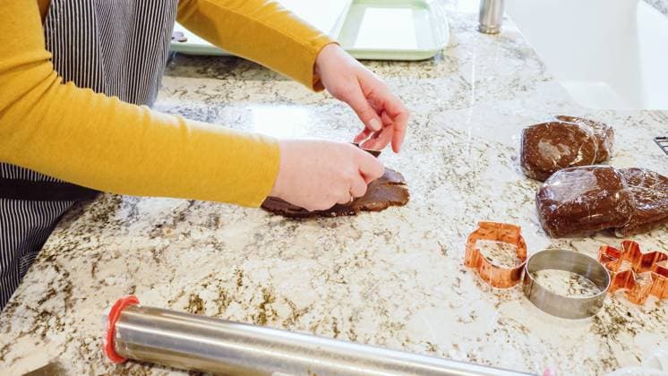 IMAGO Creative, Weihnachten, Food, Backen, Lebkuchen Baking Christmas Gingerbread Cookies in a Modern Kitchen Using various festive cookie cutters, we re cutting out charming gingerbread cookies from the rolled dough on the sleek marble counter, bringing holiday cheer to the modern kitchen., 61071452.jpg RECORD DATE NOT STATED