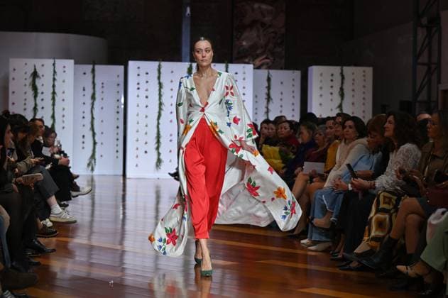 Atelier Couture bridal Madrid Fashion Week in Madrid, Spain - 28 Oct 2025 A model showcases creations by Carmen Alba during the Atelier Couture bridal catwalk within Madrid Fashion Week, at Fabrica de Tapices in Madrid. Madrid Spain Copyright: xAtilanoxGarciax xSOPAxImagesx FOTO53400