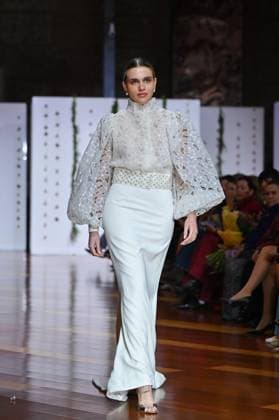 Atelier Couture bridal Madrid Fashion Week in Madrid, Spain - 28 Oct 2025 A model showcases creations by Carmen Alba during the Atelier Couture bridal catwalk within Madrid Fashion Week, at Fabrica de Tapices in Madrid. Madrid Spain Copyright: xAtilanoxGarciax xSOPAxImagesx FOTO53408
