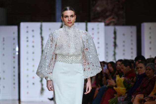 Atelier Couture bridal Madrid Fashion Week in Madrid, Spain - 28 Oct 2025 A model showcases creations by Carmen Alba during the Atelier Couture bridal catwalk within Madrid Fashion Week, at Fabrica de Tapices in Madrid. Madrid Spain Copyright: xAtilanoxGarciax xSOPAxImagesx FOTO53410