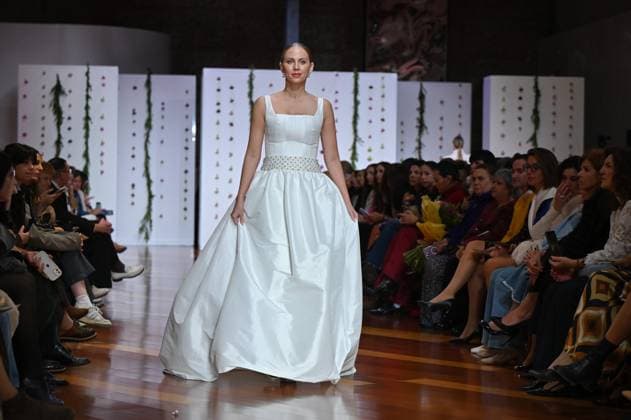 Atelier Couture bridal Madrid Fashion Week in Madrid, Spain - 28 Oct 2025 A model showcases creations by Carmen Alba during the Atelier Couture bridal catwalk within Madrid Fashion Week, at Fabrica de Tapices in Madrid. Madrid Spain Copyright: xAtilanoxGarciax xSOPAxImagesx FOTO53414