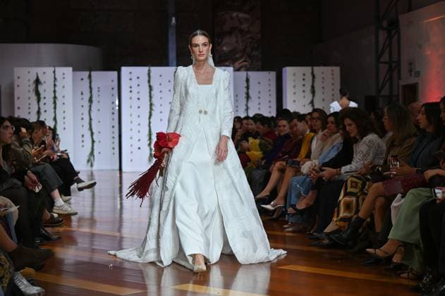 Atelier Couture bridal Madrid Fashion Week in Madrid, Spain - 28 Oct 2025 A model showcases creations by Carmen Alba during the Atelier Couture bridal catwalk within Madrid Fashion Week, at Fabrica de Tapices in Madrid. Madrid Spain Copyright: xAtilanoxGarciax xSOPAxImagesx FOTO53418