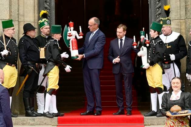 Friedrich Merz und Michael Kretschmer beim Antrittsbesuch des Bundeskanzlers im Freistaat Sachsen in der Sächsischen Staatskanzlei. Dresden, 28.10.2025 *** Friedrich Merz and Michael Kretschmer during the Federal Chancellors inaugural visit to the Free State of Saxony in the Saxon State Chancellery Dresden, 28 10 2025 Foto:xM.xWehnertx xFuturexImagex merz_kretschmer_5008