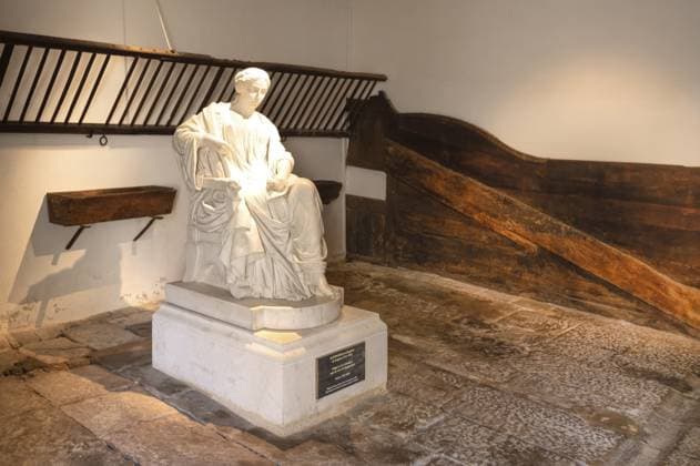 Eine Marmorskulptur, die die Allegorie der Literatur mit den Gesichtszügen von George Sand darstellt, von Jean-Baptiste Clesinger, genannt Auguste, steht auf einem Sockel in einer historischen Ausstellungshalle mit Holztribunen, Nohant-Vic, Berry, Departement Indre, Region Centre-Val de Loire, Frankreich A marble sculpture depicting the allegory of literature with the facial features of George Sand, by Jean-Baptiste Clesinger, known as Auguste, stands on a pedestal in a historic exhibition hall with wooden tribunes, Nohant-Vic, Berry, Department of Indre, Centre-Val de Loire region, France Copyright: imageBROKER HilkexMaunder iblhhm15383522.jpg