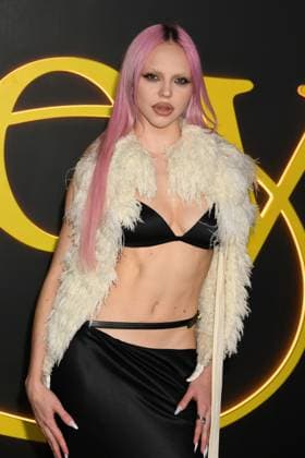 LOS ANGELES, CA - OCTOBER 28: AdÃ la at the Los Angeles premiere of HBO Original s I Love LA at Paramount Theatre on October 28, 2025 in Los Angeles, California. Copyright: xJeffreyxMayerx