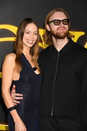 LOS ANGELES, CA - OCTOBER 28: Claudia Sulewski and Finneas O Connell at the Los Angeles premiere of HBO Original s I Love LA at Paramount Theatre on October 28, 2025 in Los Angeles, California. Copyright: xJeffreyxMayerx