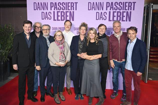 Benjamin Herrmann, Dorothee Erpenstein, Robert Marciniak, Lukas Rüppel, Neele Leana Vollmar, Anke Engelke and Michael Kranz with team at the premiere of the movie Dann passiert das Leben at Rio Filmpalast Munich, 28 10 2025 Foto:xR.xHeinex xFuturexImagex leben_5004