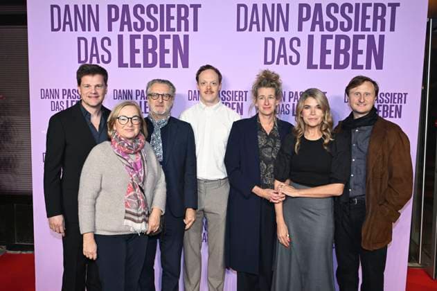 Benjamin Herrmann, Dorothee Erpenstein, Robert Marciniak, Lukas Rüppel, Neele Leana Vollmar, Anke Engelke and Michael Kranz at the premiere of the movie Dann passiert das Leben at Rio Filmpalast Munich, 28 10 2025 Foto:xR.xHeinex xFuturexImagex leben_5005