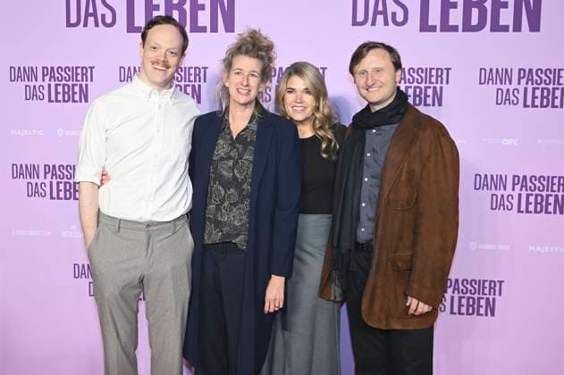 Lukas Rüppel , Neele Leana Vollmar, Anke Engelke and Michael Kranz at the premiere of the movie Dann passiert das Leben at Rio Filmpalast Munich, 28 10 2025 Foto:xR.xHeinex xFuturexImagex leben_5006
