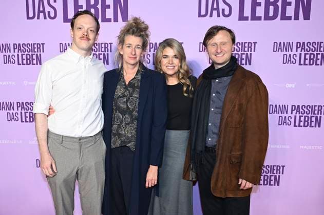 Lukas Rüppel , Neele Leana Vollmar, Anke Engelke and Michael Kranz at the premiere of the movie Dann passiert das Leben at Rio Filmpalast Munich, 28 10 2025 Foto:xR.xHeinex xFuturexImagex leben_5007
