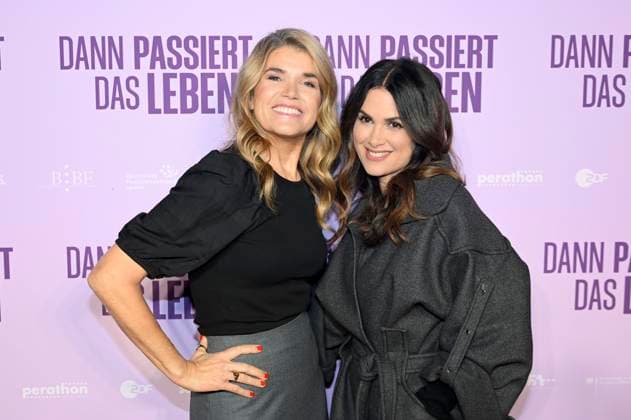 Anke Engelke und Viktoria Lauterbach bei der Premiere des Kinofilms Dann passiert das Leben im Rio Filmpalast. München, 28.10.2025 *** Anke Engelke and Viktoria Lauterbach at the premiere of the movie Dann passiert das Leben at Rio Filmpalast Munich, 28 10 2025 Foto:xR.xHeinex xFuturexImagex leben_5045