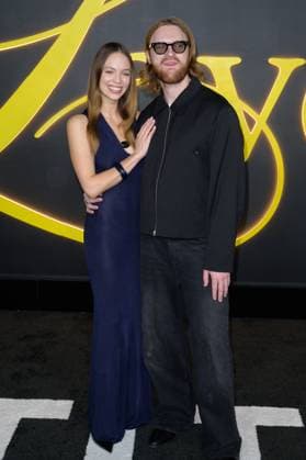 I Love LA Premiere - Los Angeles, USA LOS ANGELES, USA. October 28, 2025: Finneas O Connell & Claudia Sulewski at the premiere for I Love LA at Paramount Studios. Los Angeles CA USA  Copyright: xPaulxSmith Featureflashx
