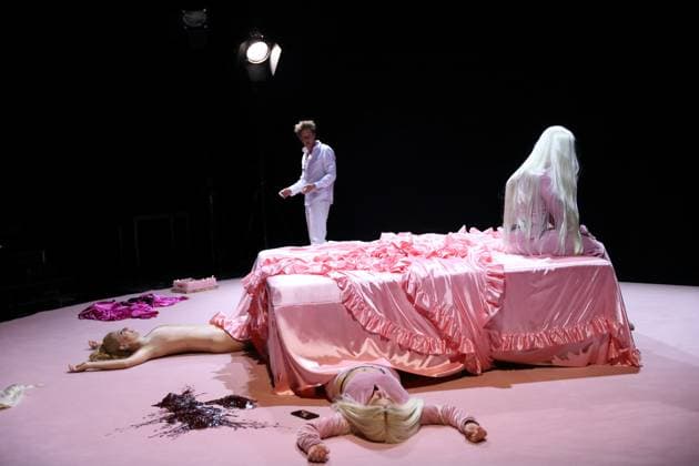 Ruth Rosenfeld, Holger Bülow und Alina Stiegler, v.l., während der Fotoprobe für Call me Paris in der Schaubühne am Lehniner Platz in Berlin, 28. Oktober 2025. Stück und Regie Yana Eva Thönnes. Bühne Katharina Pia Schütz. Kostüme Elke von Sievers. Premiere ist am 29. Oktober 2025. Schaubühne Berlin Call me Paris *** Ruth Rosenfeld, Holger Bülow and Alina Stiegler, from left, during the photo rehearsal for Call me Paris at the Schaubühne am Lehniner Platz in Berlin, October 28, 2025 Play and direction Yana Eva Thönnes Stage Katharina Pia Schütz Costumes Elke von Sievers Premiere is on October 29, 2025 Schaubühne Berlin Call me Paris