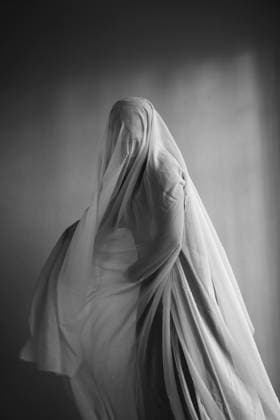 Frau mit einer weißem Stoffbahn, Geisterkostüm Woman with a white cloth width, ghost costume Copyright: imageBROKER FranziskaxRitter ibxadr15489369.jpg ,model released, Symbolfoto ,property released